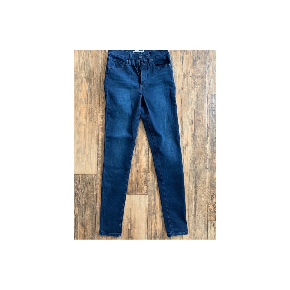Levi’s jeans size 27. Never worn.
